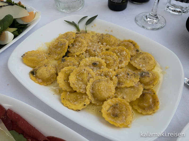 Hausgemachte Tortellini in Salbei-Butter-Sauce im Italiana, ein Traum