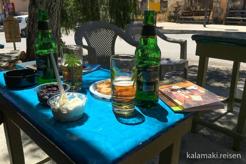 Kostas Kafenion in Sivas - Getränke mit Meze und Lektüre