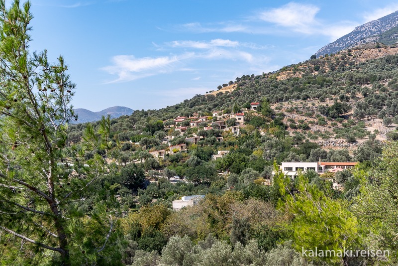 Blick auf's Eleonas-Resort vom Weg zum Votomos-See