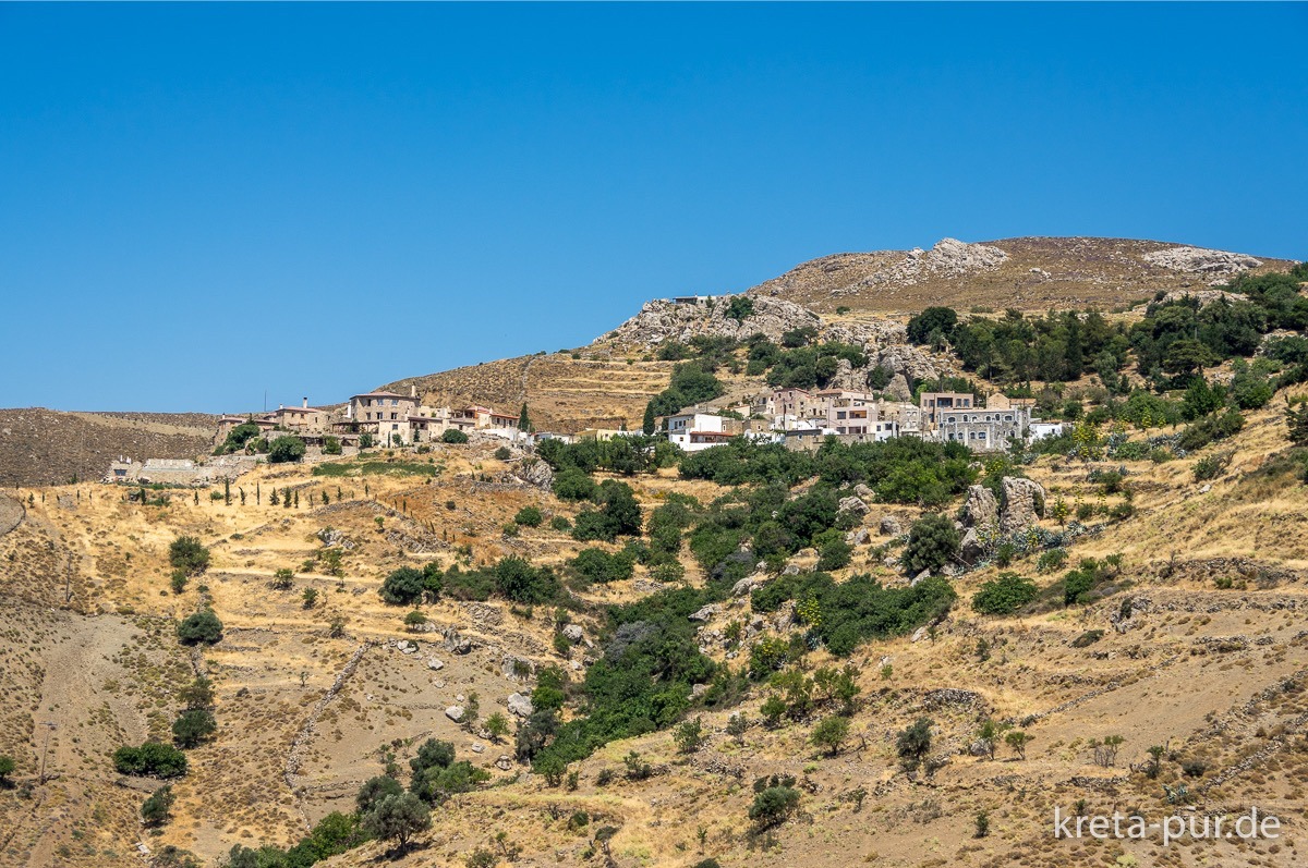 Blick auf Kapetaniana von der Strasse nach Agios Ioannis