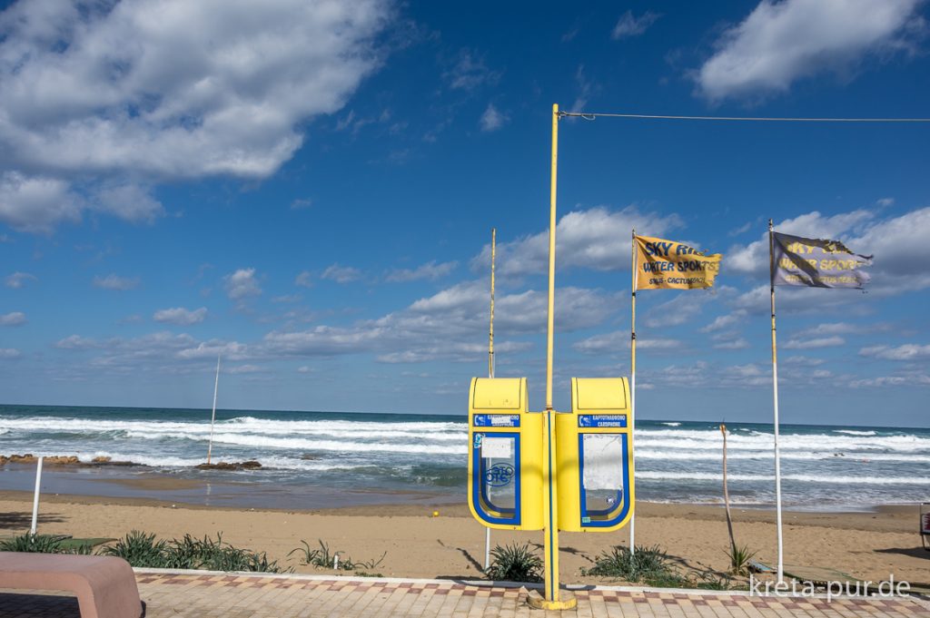 Telefon-Zellen am Strand von Stalis