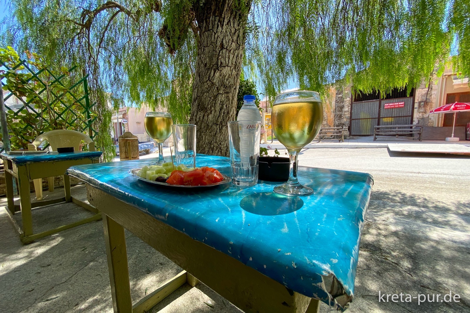 Kostas Kafenion in Sivas - chillen unter dem Pfefferbaum...