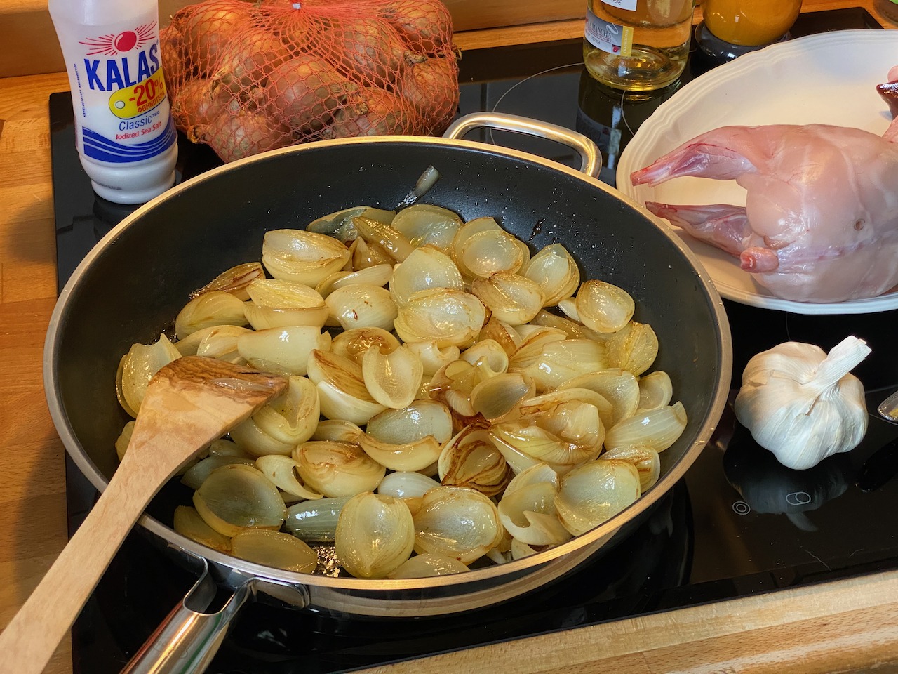 Kaninchen-Stifado kretischer Art - Angebratene Zwiebeln