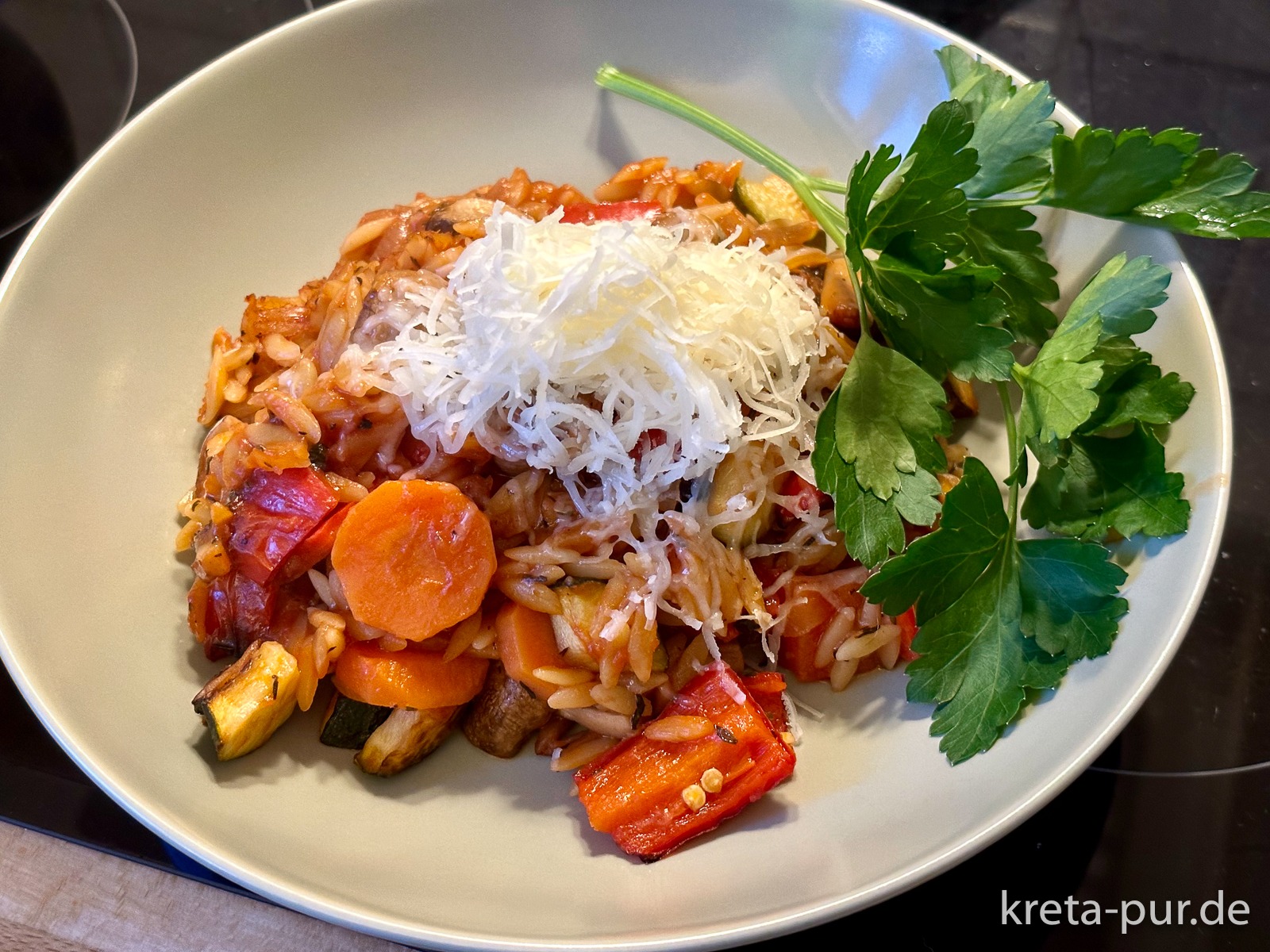 Vegetarische Giouvetsi - Servierfertig und mit köstlichem Graviera bestreut...