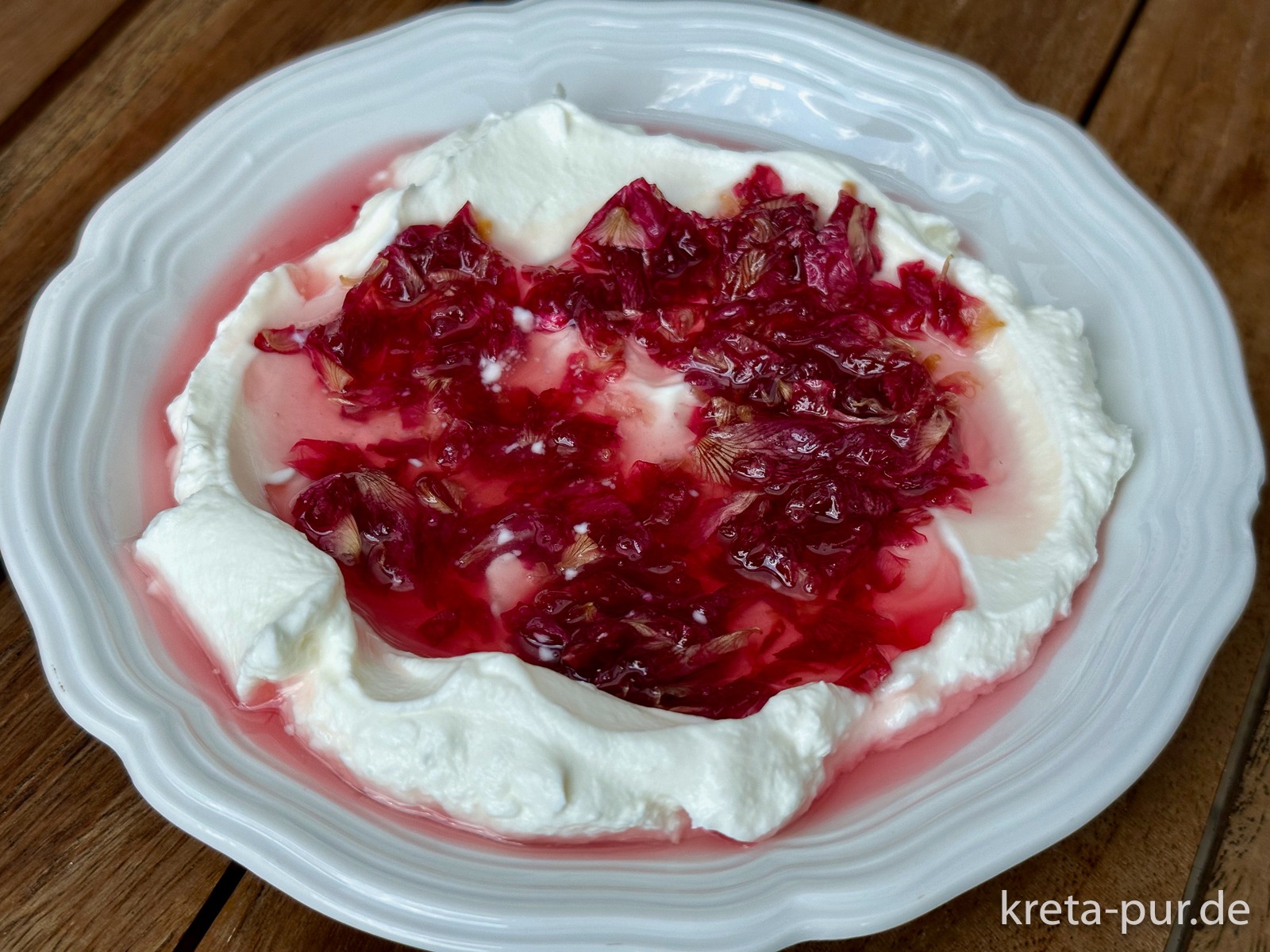 Löffelsüßigkeit Rose - serviert mit griechischem Joghurt