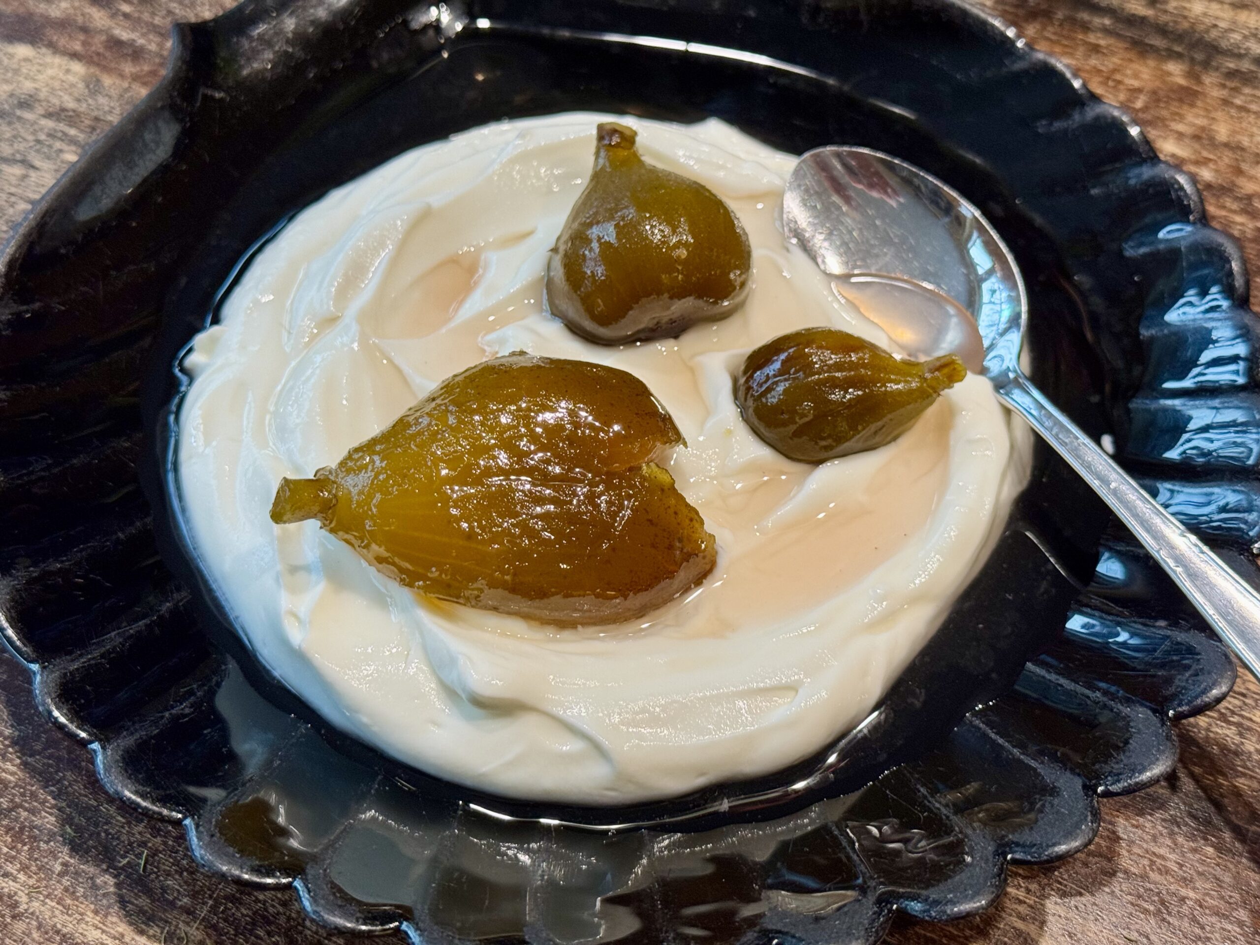 Löffelsüßigkeit Feige - servierfertig mit Joghurt